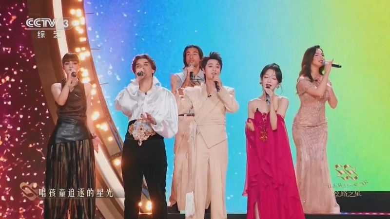 Silk Way Star байқауының екінші маусымына қатысушылар алғашқы шығарылымда бірге ән орындап тұр