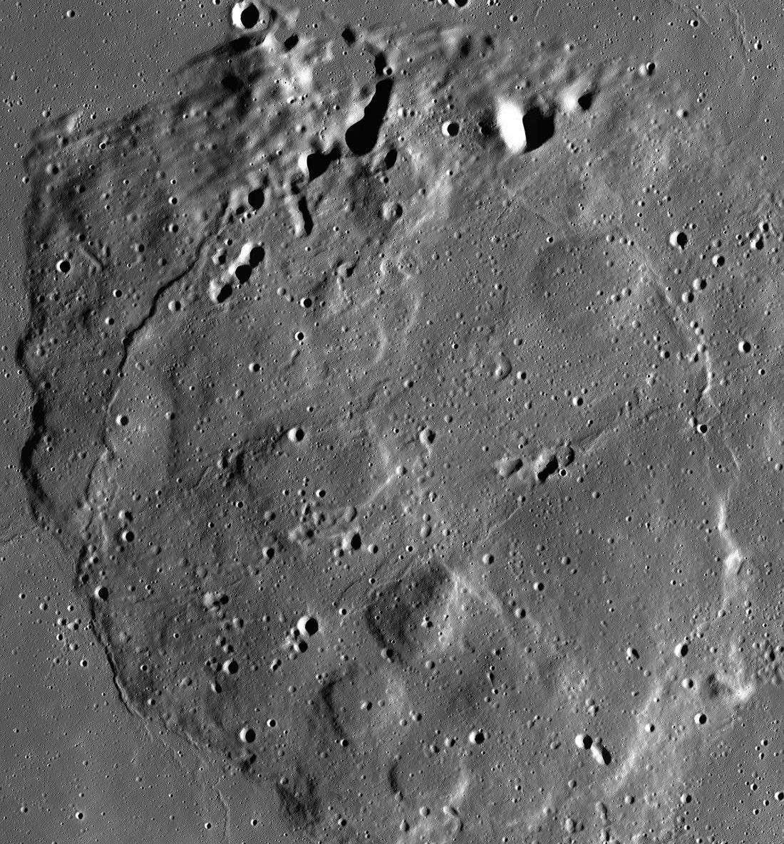 LRO аппараты түсірген Айдағы Монс-Рюмкер жанартаулық массиві мен оның айналасындағы беттің құрастырылған суреті