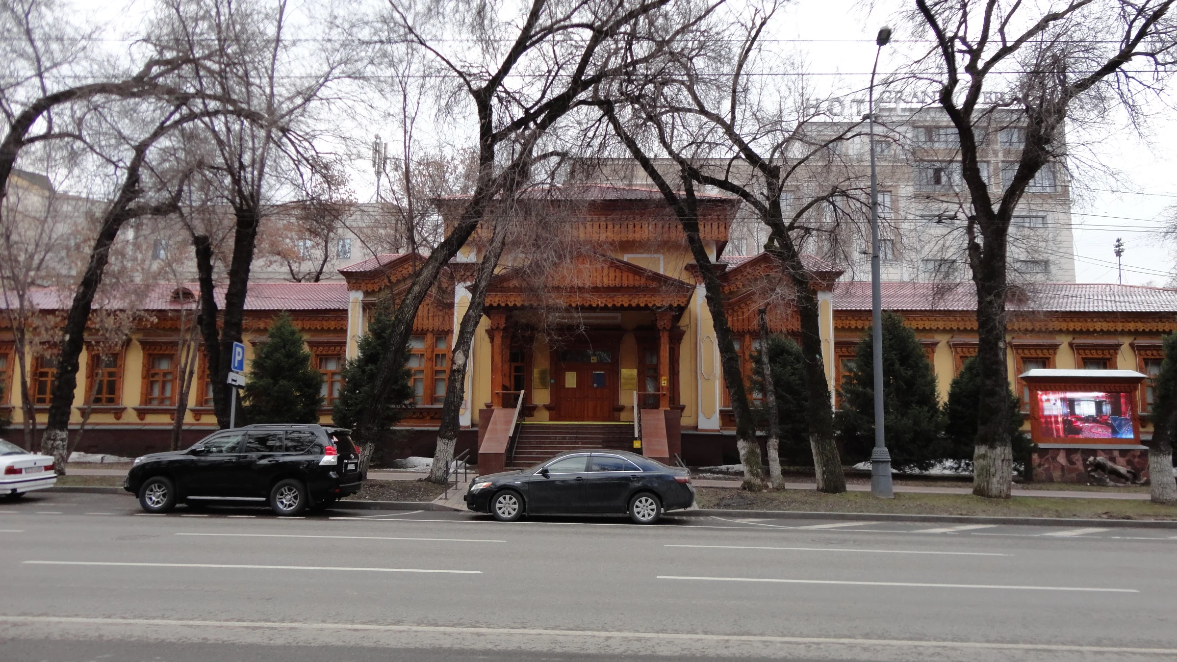 Алматы музейінің ағаш өрнектермен көмкерілген тарихи ғимараты мен кіреберісі. Архивтік фото.